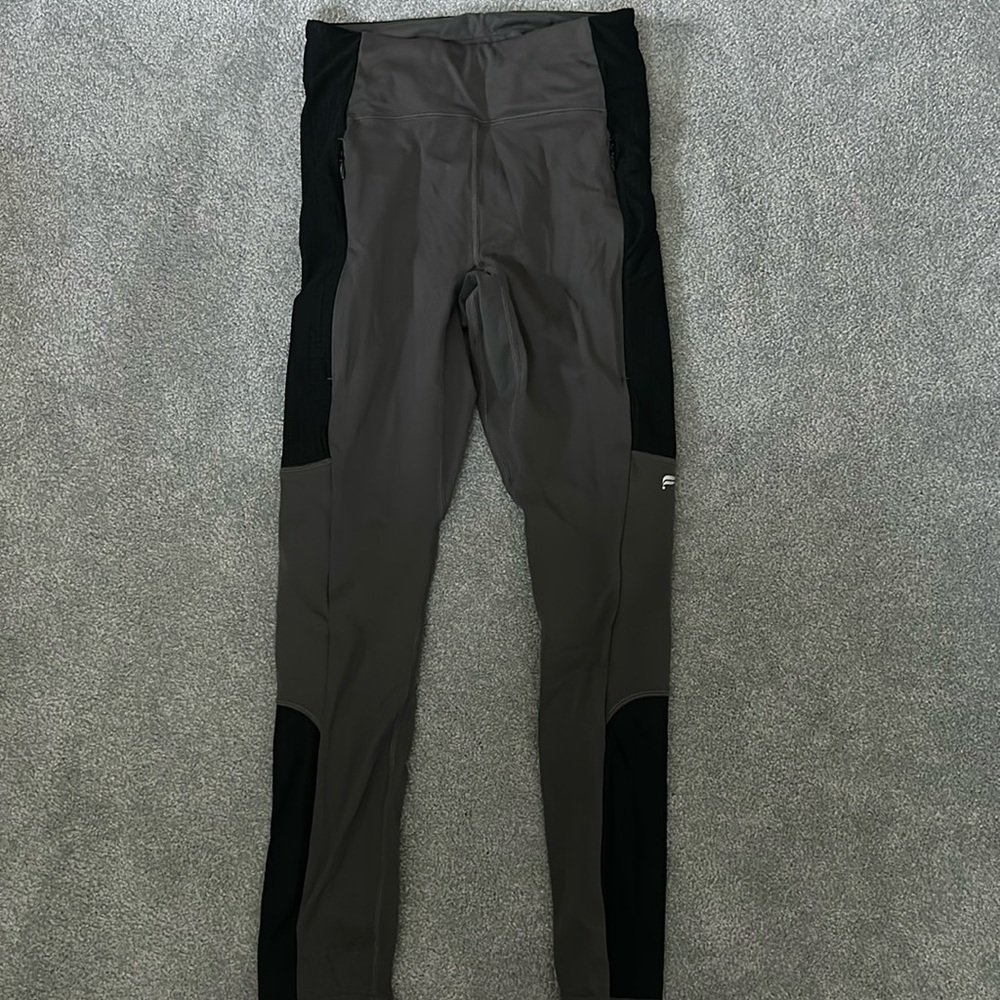 Motion 365 workout leggings. Side pockets w zipper. Size small.